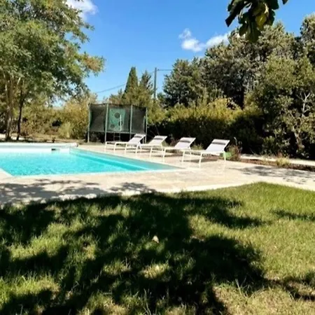 Avec Piscine Et Villa Vinassan