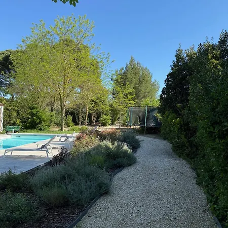 Avec Piscine Et Villa Vinassan