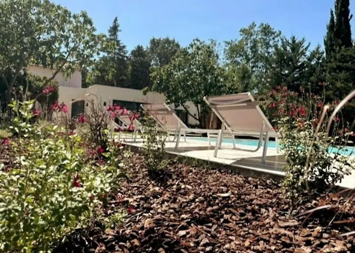 Avec Piscine Et Vinassan